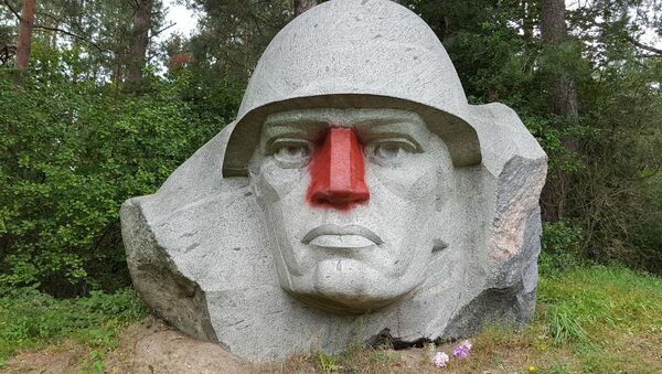 Изуродованный вандалами памятник советским войнам в Литве - Sputnik Латвия