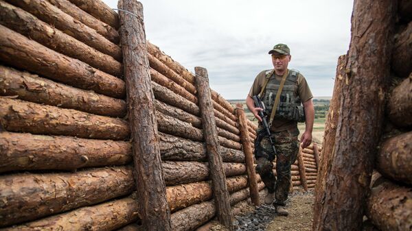 Ukrainas Bruņoto spēku karavīrs pozīcijās Doņeckas apgabalā. Foto no arhīva - Sputnik Latvija