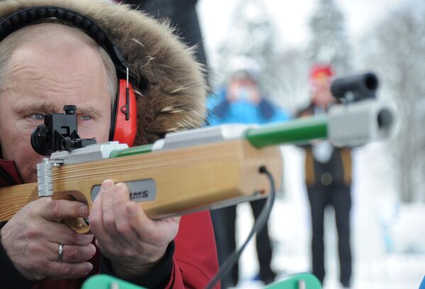 2012. gada 9. marts. Krievijas valdības vadītājs, Krievijas prezidenta postenī ievēlētais Vladimirs Putins šauj ar vājredzīgajiem sportistiem paredzētu šauteni, apmeklējot Krievijas čempionātu slēpošanā un biatlonā sportistiem ar balsta un kustību aparāta un redzes traucējumiem, kas notika slēpošanas un biatlona kompleksā Laura. - Sputnik Latvija