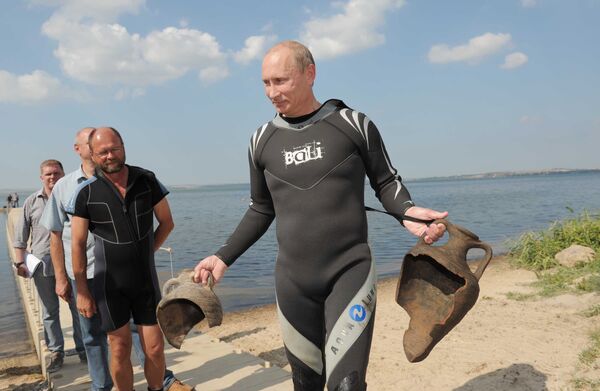 2011. gada 10. augusts. Krievijas valdības vadītājs Vladimirs Putins hidrokostīmā tur rokās divas amforas, ko atrada Tamanas līča dibenā – viņš ienira, lai aplūkotu Krievijas Atlantīdu. - Sputnik Latvija