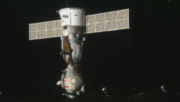 Кадры расcтыковки от МКС и приземления последнего корабля серии Союз ТМА-20М - Sputnik Латвия