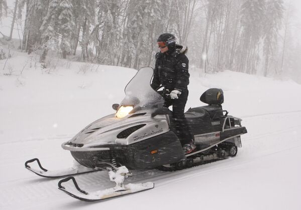 2010. gada 3. janvāris. Krievijas prezidents Vladimirs Putins kalnu slēpošanas kūrortā Krasnaja Poļana, vizinoties ar sniega visurgājēju. - Sputnik Latvija
