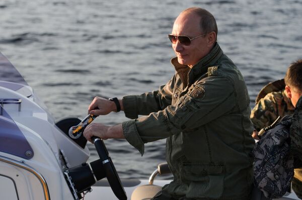 2013. gada 20. jūlijs. Krievijas prezidents Vladimirs Putins makšķerē Tivas Republikā. - Sputnik Latvija