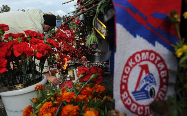 Цветы и свечи в память о погибших хоккеистах ярославского Локомотива у стадиона Арена-2000 Цветы и свечи в память о погибших хоккеистах ярославского Локомотива у стадиона Арена-2000 - Sputnik Латвия