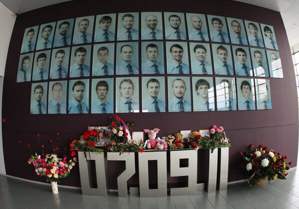 Мемориальная стена в память о членах хоккейного клуба Локомотив Мемориальная стена в память о членах хоккейного клуба Локомотив - Sputnik Латвия