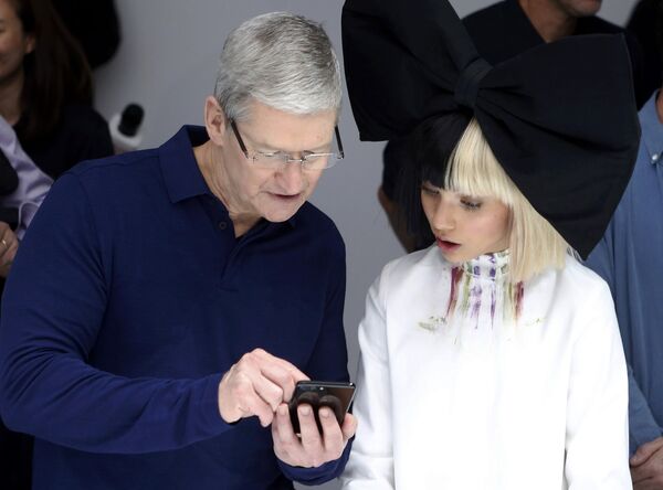 Исполнительный директор Apple Тим Кук продемонстрировал возможности новых гаджетов юной актрисе Мэдди Зиглер Исполнительный директор Apple Тим Кук продемонстрировал возможности новых гаджетов юной актрисе Мэдди Зиглер - Sputnik Латвия