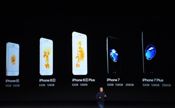 Новая батарея прослужит на час дольше, чем у iPhone 6S и на два — чем у iPhone 6. Новая батарея прослужит на час дольше, чем у iPhone 6S и на два — чем у iPhone 6. - Sputnik Латвия