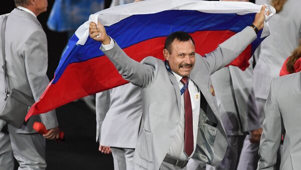 Andrejs Fomočkins, kurš uzdrošinājās demonstrēt Krievijas karogu dalībvalstu parādes laikā - Sputnik Latvija