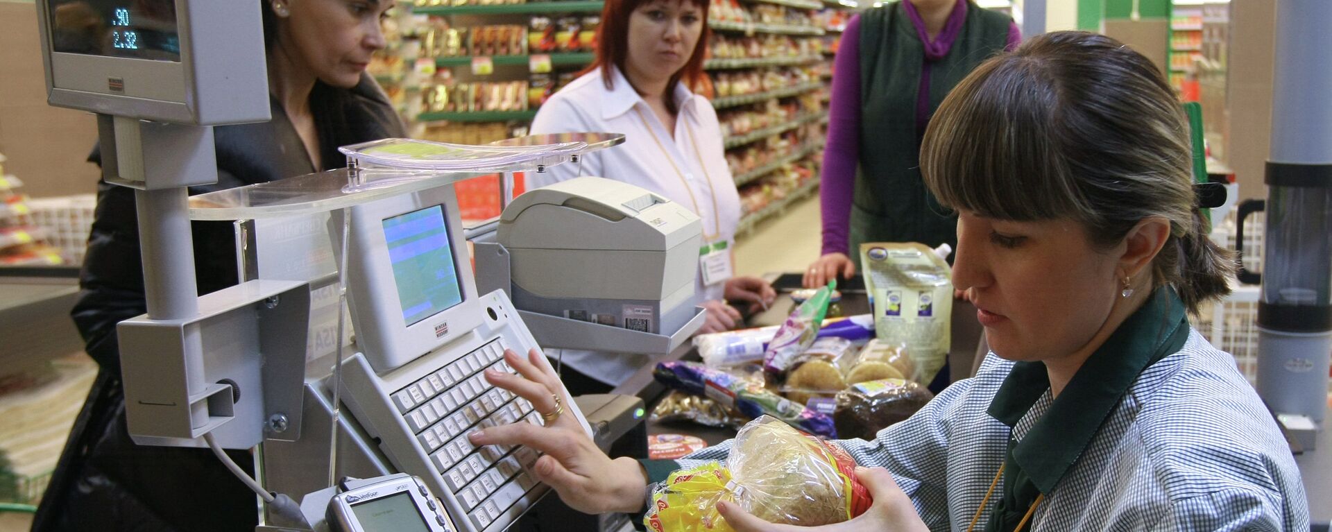 Покупатели оплачивают покупки в гипермаркете - Sputnik Латвия, 1920, 21.10.2021