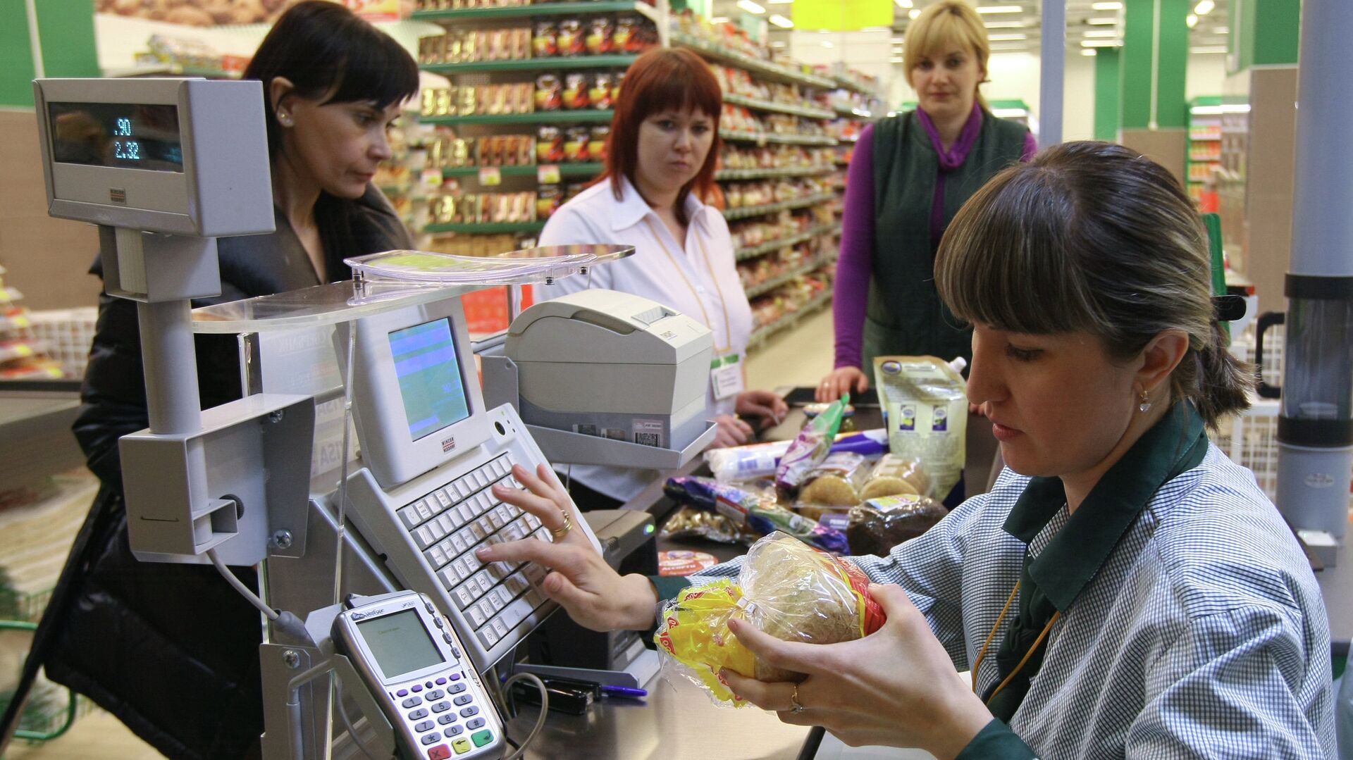 Покупатели оплачивают покупки в гипермаркете - Sputnik Латвия, 1920, 21.10.2021
