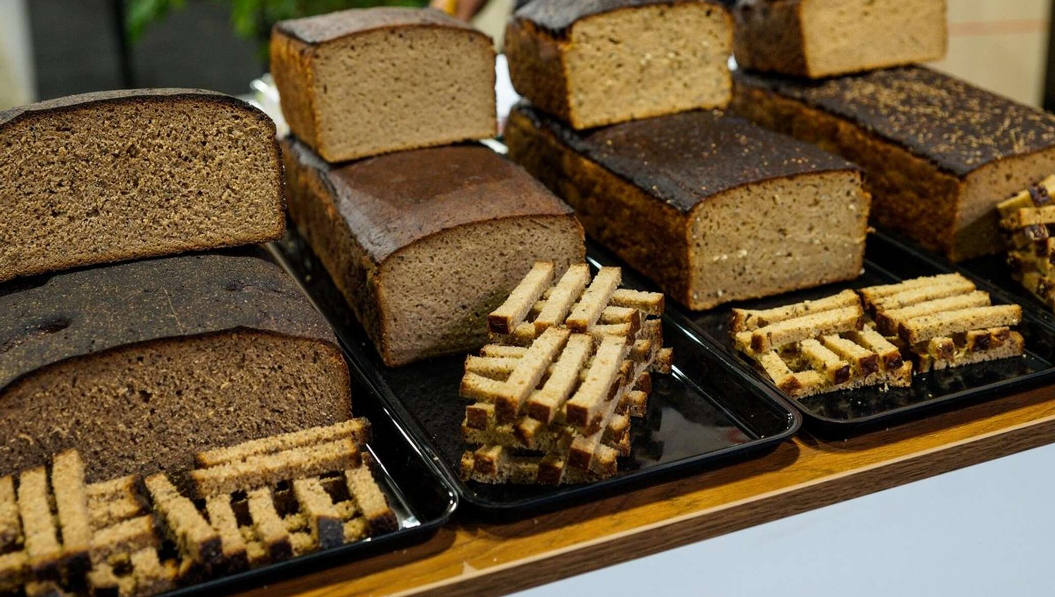 Хлеб латвийский кисло сладкий на закваске. Черный хлеб с тмином. Хлеб балтияс. Черный хлеб. Ржаной хлеб латвийцев.