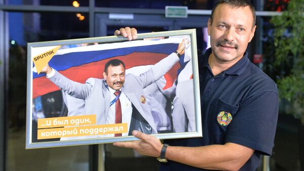 Андрей Фомочкин в аэропорту - Sputnik Latvija