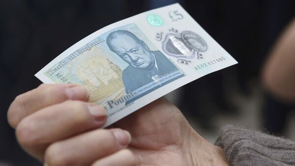Jauna plastmasas 5 mārciņu banknote - Sputnik Latvija