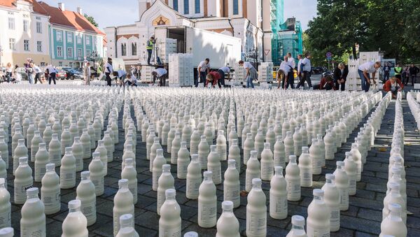 Pagāja gandrīz  divas stundas līdz izdevās  izvietot 10 000 pudeles piena. - Sputnik Latvija