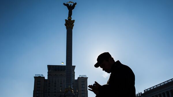 Прохожий на площади Независимости в Киеве - Sputnik Латвия