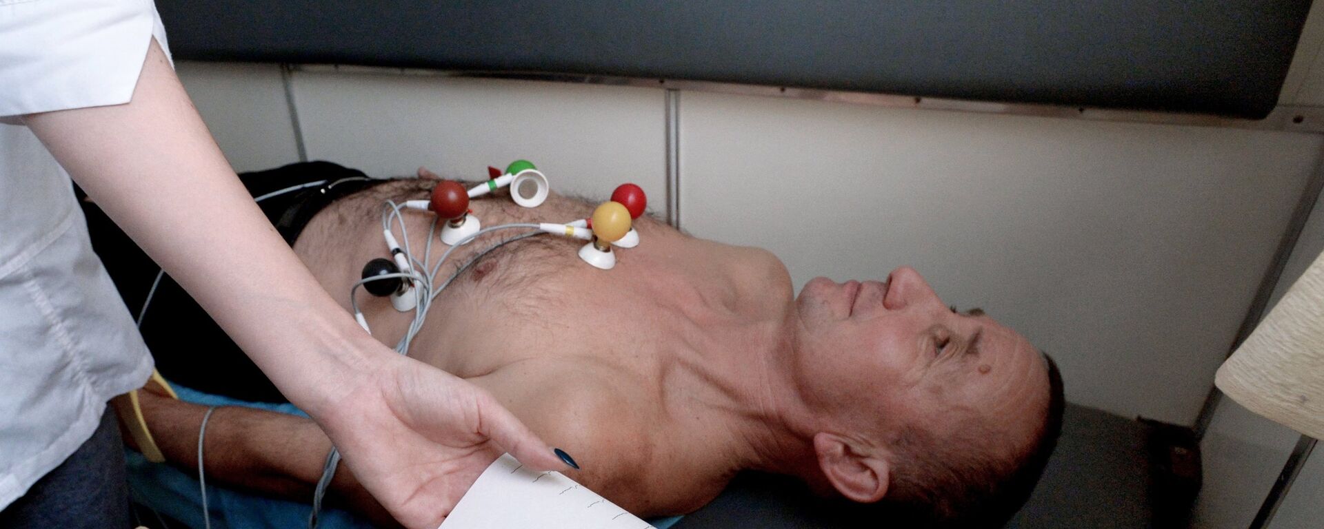 Мужчина проходит ЭКГ - Sputnik Латвия, 1920, 10.11.2023