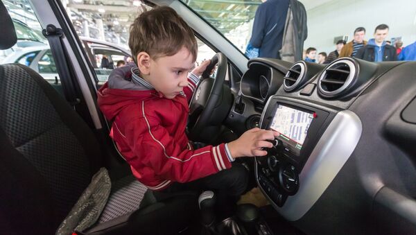 Bērns automašīnas salonā. Foto no arhīva - Sputnik Latvija
