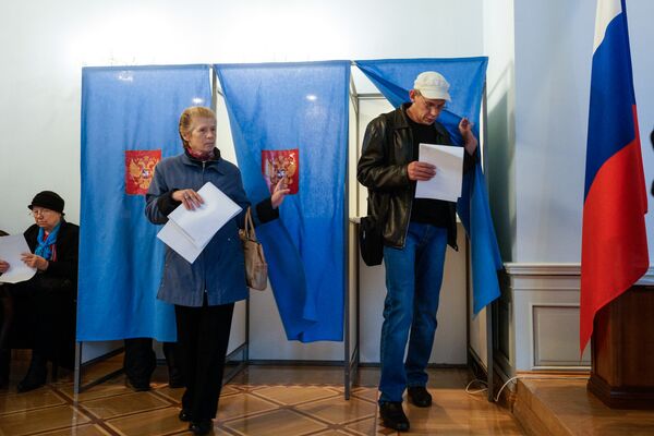 На избирательном участке в Посольстве России На избирательном участке в Посольстве России - Sputnik Латвия