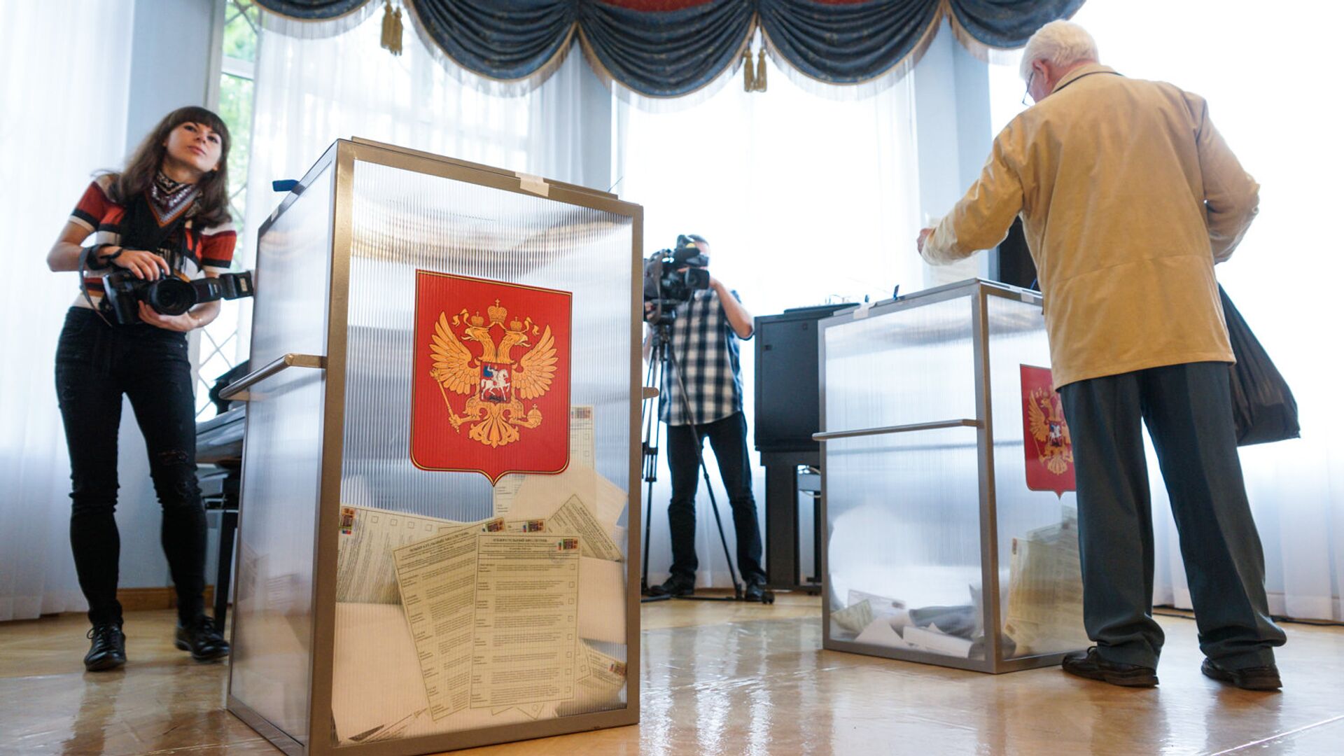 На избирательном участке в Посольстве России - Sputnik Latvija, 1920, 07.08.2021