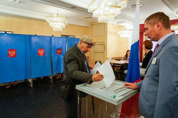 На избирательном участке в Доме Москвы в Риге На избирательном участке в Доме Москвы в Риге - Sputnik Латвия