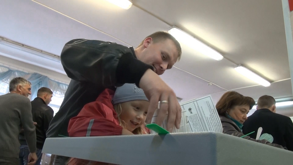 Выборы в Госдуму РФ: как избиратели голосовали в России и за рубежом - Sputnik Латвия