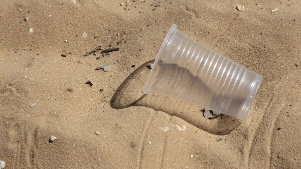 Plastmasas glāzīte. Foto no arhīva - Sputnik Latvija