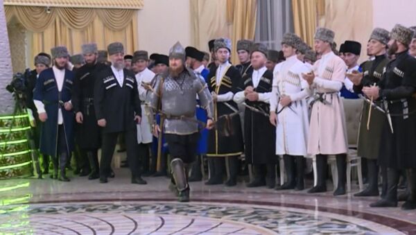 В шлеме и латах: Кадыров в доспехах пришел на праздник Дня чеченской женщины - Sputnik Латвия