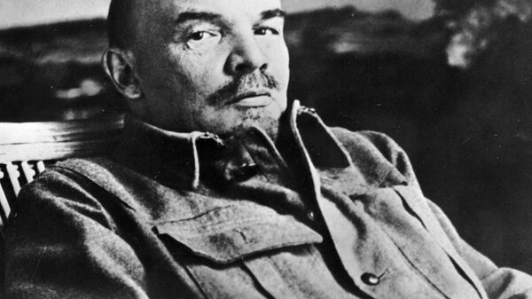 Владимир Ильич Ленин в своем кабинете в Горках - Sputnik Latvija