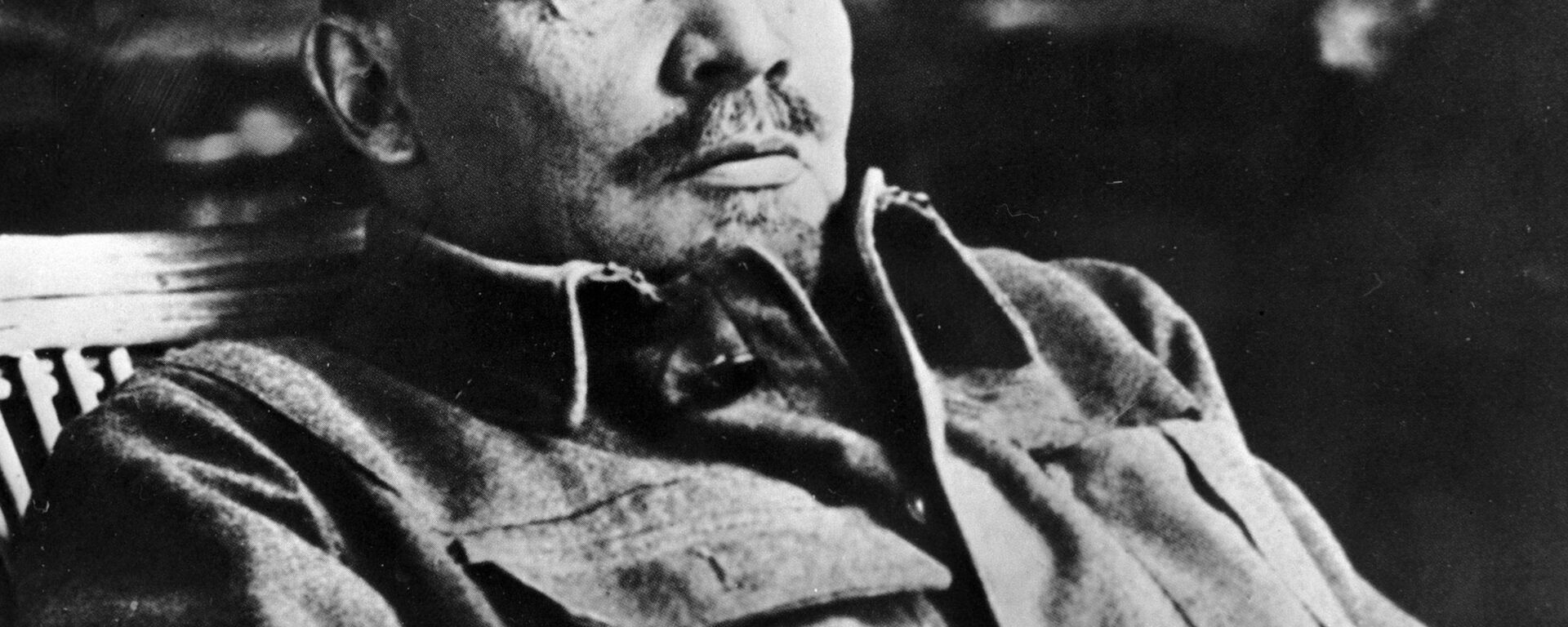 Владимир Ильич Ленин в своем кабинете в Горках - Sputnik Latvija, 1920, 21.04.2017