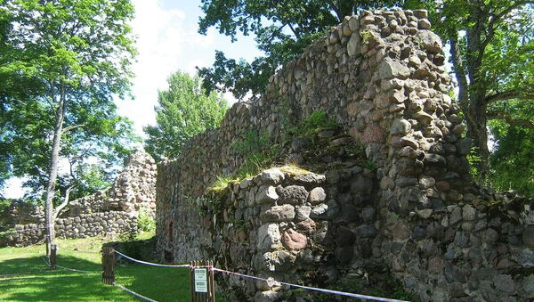 Стены старого замка в Алуксне - Sputnik Latvija