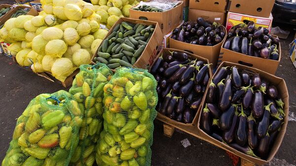 Продажа овощей на оптово-розничном рынке - Sputnik Латвия
