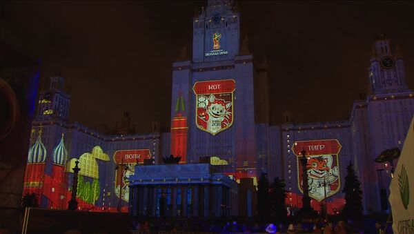 Талисманы ЧМ-2018 и красочный салют - в Москве открылся фестиваль &quot;Круг света&quot; - Sputnik Латвия