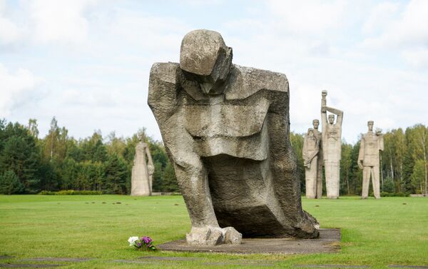 Несломленный из композиции бетонных фигур в Мемориальном комплексе Памяти жертв фашизма в Саласпилсе Несломленный из композиции бетонных фигур в Мемориальном комплексе Памяти жертв фашизма в Саласпилсе - Sputnik Латвия
