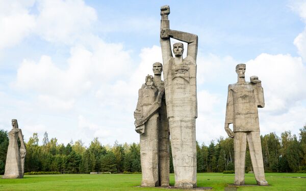 Rot Front из композиции бетонных фигур в Мемориальном комплексе Памяти жертв фашизма в Саласпилсе - Sputnik Латвия