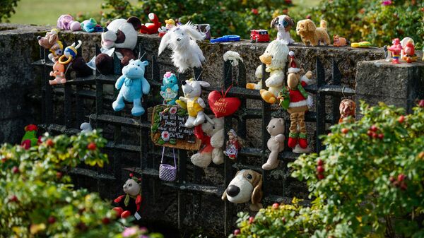 Мягкие игрушки на месте детского барака в Мемориальном комплексе Памяти жертв фашизма в Саласпилсе Мягкие игрушки на месте детского барака в Мемориальном комплексе Памяти жертв фашизма в Саласпилсе - Sputnik Латвия