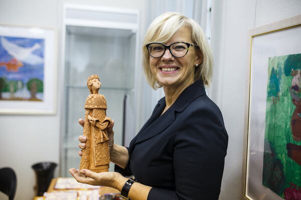Посол Астра Курме с подарком от организаторов выставки Посол Астра Курме с подарком от организаторов выставки - Sputnik Латвия