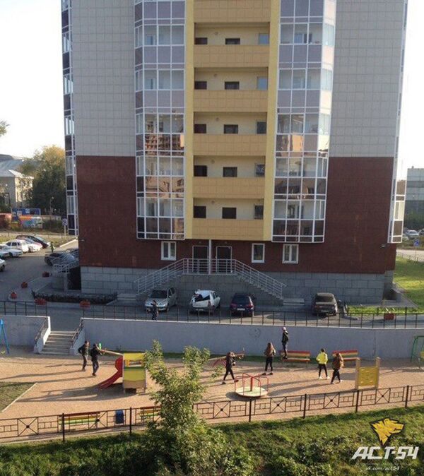 Во дворе на улице Беловежской молодой человек выпал прямо на крышу припаркованного у подъезда Renault Logan Во дворе на улице Беловежской молодой человек выпал прямо на крышу припаркованного у подъезда Renault Logan - Sputnik Латвия
