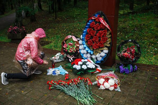 Возложение цветов и свечей к поклонному кресту Возложение цветов и свечей к поклонному кресту - Sputnik Латвия