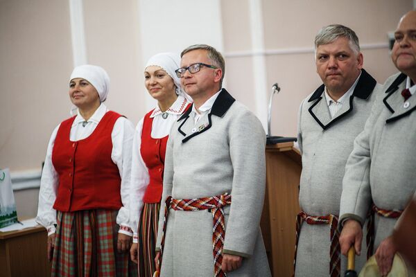 Руководитель коллектива Шалуны Янис Платацис (в центре) Руководитель коллектива Шалуны Янис Платацис (в центре) - Sputnik Латвия