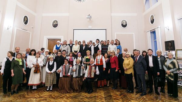 Члены Смоленского латышского землячества Сакнес с послом Латвии в России Астрой Курме и гостями из Латвии - Sputnik Латвия