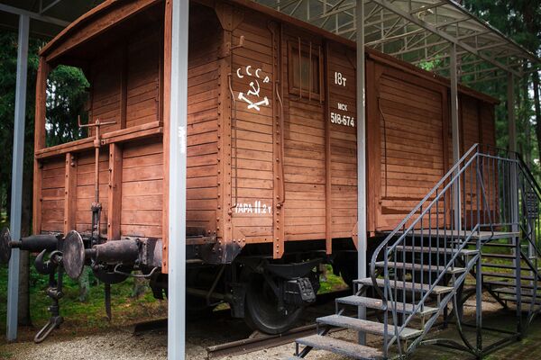 Вагон для перевозки заключенных в Мемориальном комплексе Катынь Вагон для перевозки заключенных в Мемориальном комплексе Катынь - Sputnik Латвия