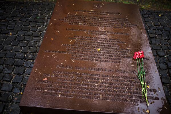 Katiņas memoriāls tika atklāts 2000. gada 28. jūlijā – tas bija pirmais starptautiskais Staļina represiju upuru piemineklis Krievijā. Tā izveidi sekmēja Krievijas Kultūras ministrija un Polijas Atmiņas, cīņas un moceklības padome. - Sputnik Latvija