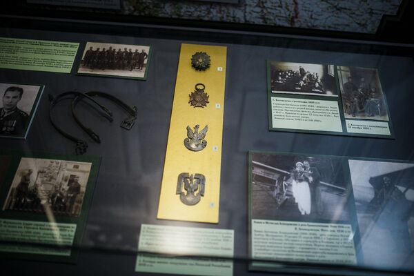 Poļu karavīru un virsnieku izcilības zīmes un apbalvojumi. - Sputnik Latvija