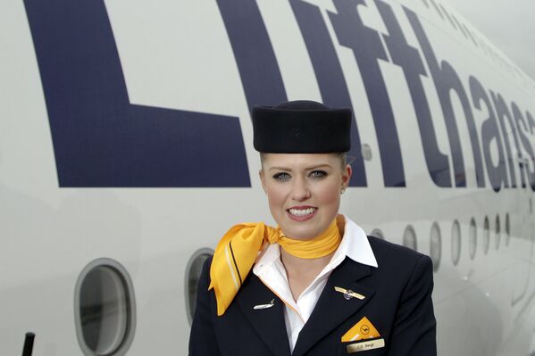 Стюардесса авиакомпании Lufthansa - Sputnik Латвия