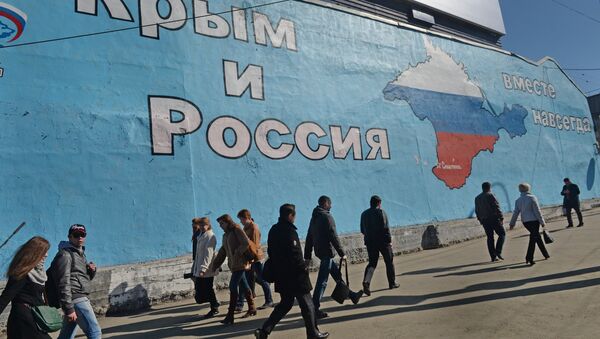 Патриотические граффити в Москве о воссоединении Крыма и России - Sputnik Латвия