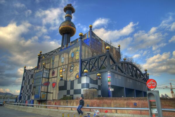 Мусоросжигательный завод Шпиттелау (Вена, Австрия, архитектор Фриденсрайх Хундертвассер) Мусоросжигательный завод Шпиттелау (Вена, Австрия, архитектор Фриденсрайх Хундертвассер) - Sputnik Латвия