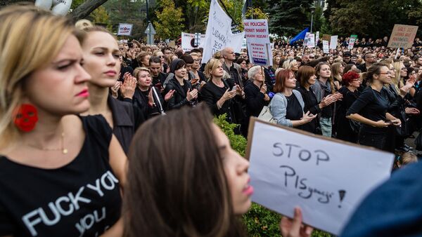 Польские женщины во время акции протеста против ужесточения закона об абортах - Sputnik Латвия