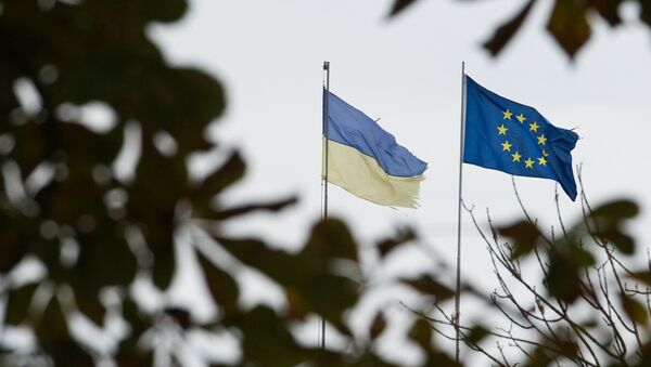 Флаги Украины и Европейского союза - Sputnik Латвия