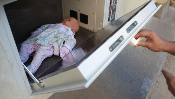 Специальный контейнер, в котором женщины могут анонимно оставить нежеланных новорожденных детей, архивное фото - Sputnik Латвия