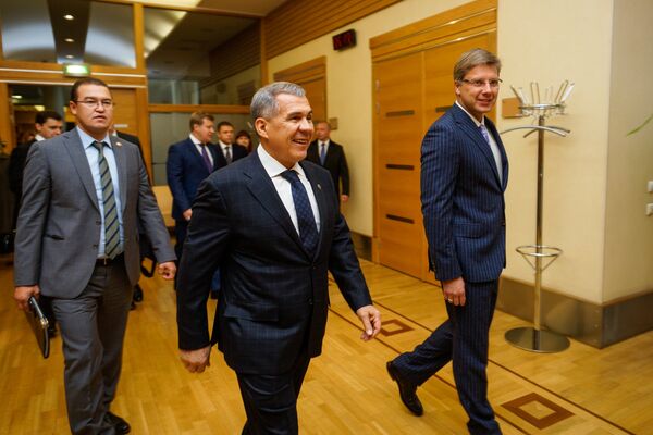Президент Республики Татарстан Рустам Минниханов встретился в Рижской Думе с мэром Риги Нилом Ушаковым Президент Республики Татарстан Рустам Минниханов встретился в Рижской Думе с мэром Риги Нилом Ушаковым - Sputnik Латвия